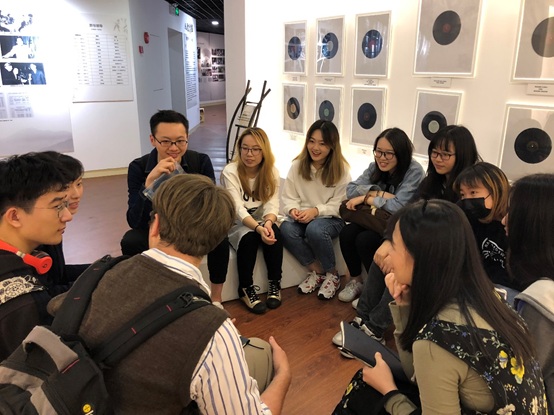 志愿者们结束展厅培训后交流讨论.jpg